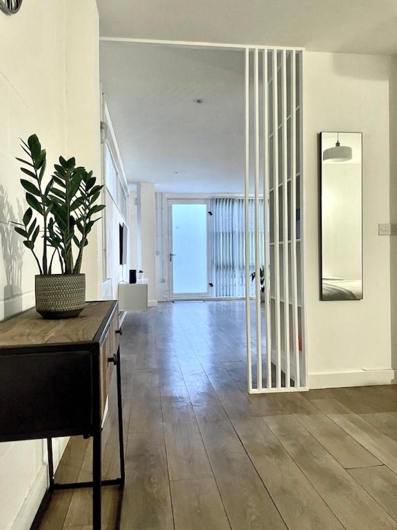 Spacious Industrial Style Apartment Londra Esterno foto